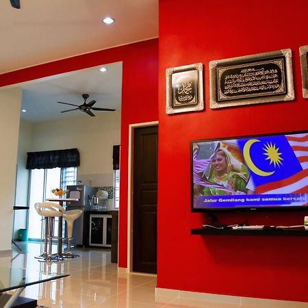 Homestay Hj Esmon Parit Raja Uthm Бату-Пахат Екстер'єр фото