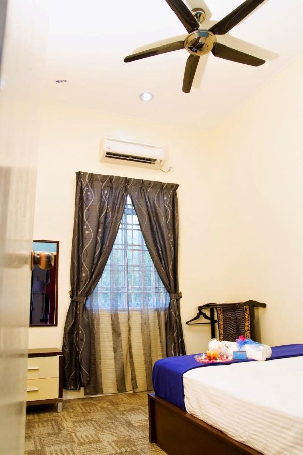 Homestay Hj Esmon Parit Raja Uthm Бату-Пахат Екстер'єр фото