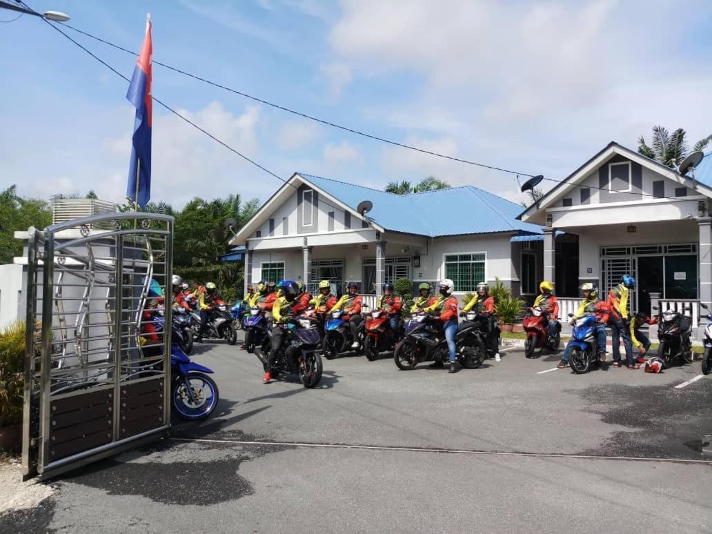 Homestay Hj Esmon Parit Raja Uthm Бату-Пахат Екстер'єр фото
